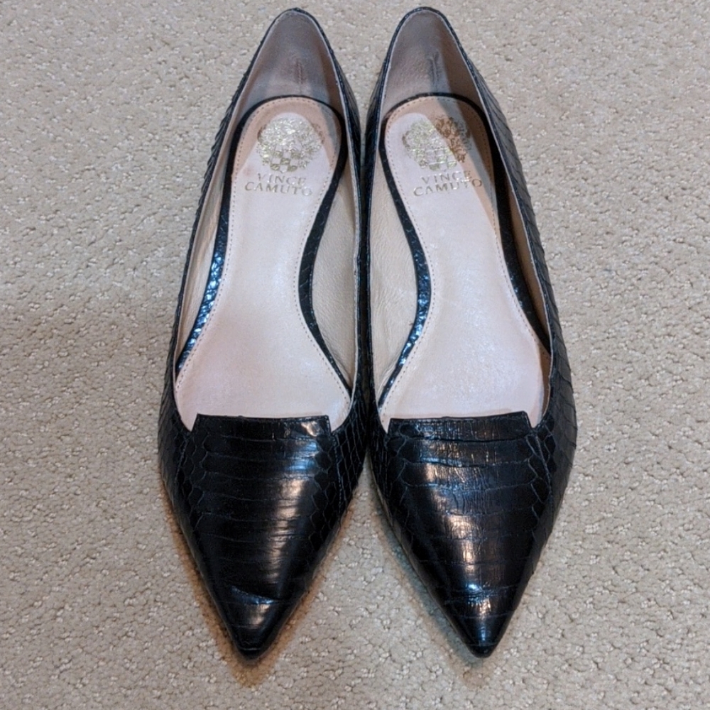 Pointy-toed black flats